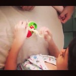 Photo by bazardasarabias. Photo Title - Aí, vc recebe o vídeo de uma mãe que comprou um #brinquedoeducativo #brinquedodemadeira pro filho aprender a amarrar o cadarço do tênis e quando vc vê, seus olhos estão cheios de lágrimas e vc esta batendo palmas pra conquista desse lindo menininho! Olha que fofo esse vídeo, não tem como não se emocionar! http://www.youtube.com/watch?v=Jv2FTpnwTTQ
@bazardasarabias #bazardasarabias http://www.bazardasarabias.com.br @blognaoeamamae